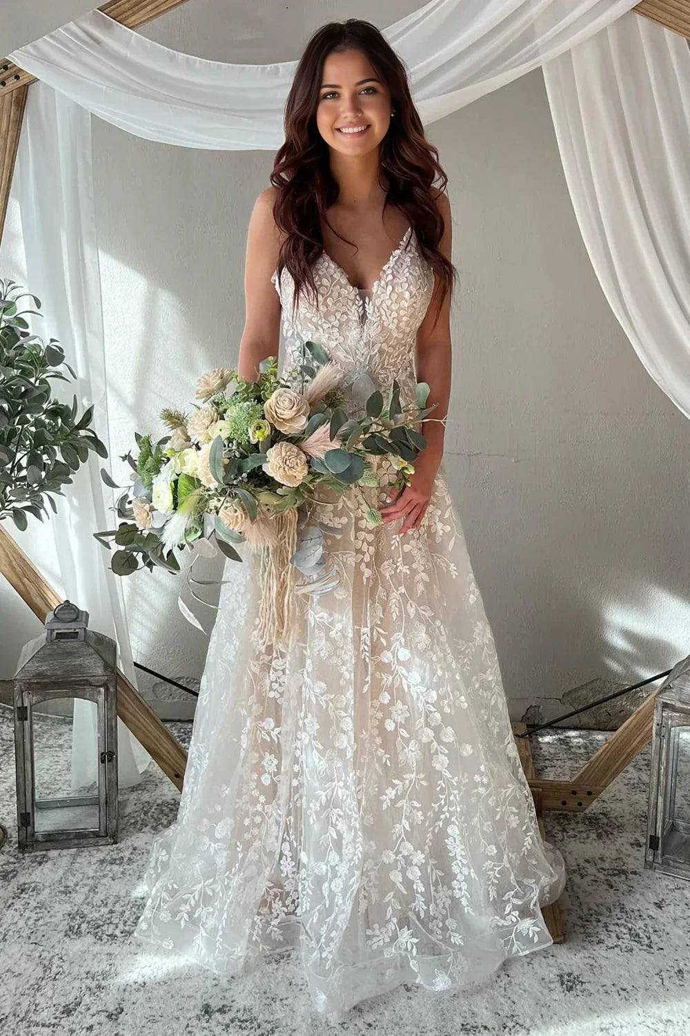 Hermoso vestido de novia bohemio de tul con encaje y escote en V en forma de A